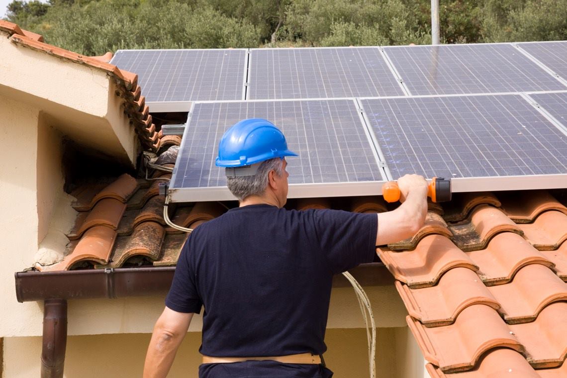eléctrico-instalando-panel-solar-tejado