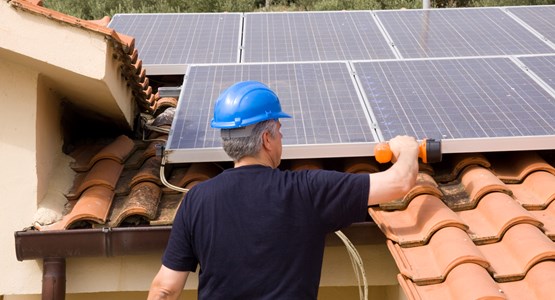 eléctrico-instalando-panel-solar-tejado